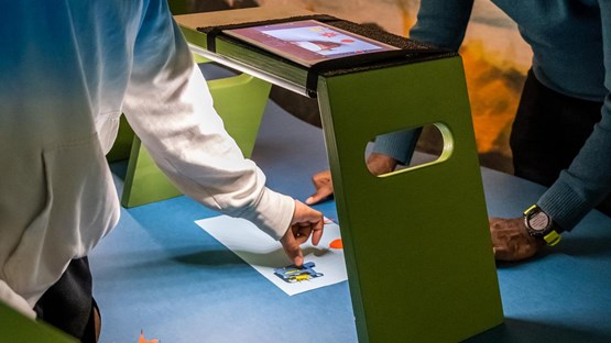 Två personer skapar en stop motion-film på Curiosum