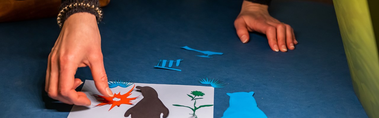 Händer skapar en stop motion-film på Curiosum