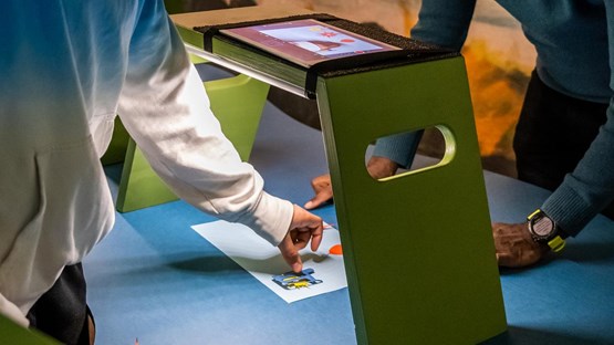 Två personer skapar en stop motion-film på Curiosum