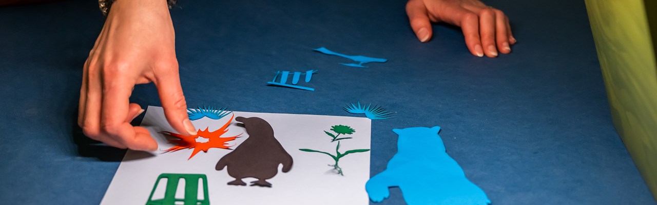 Händer skapar en stop motion-film på Curiosum