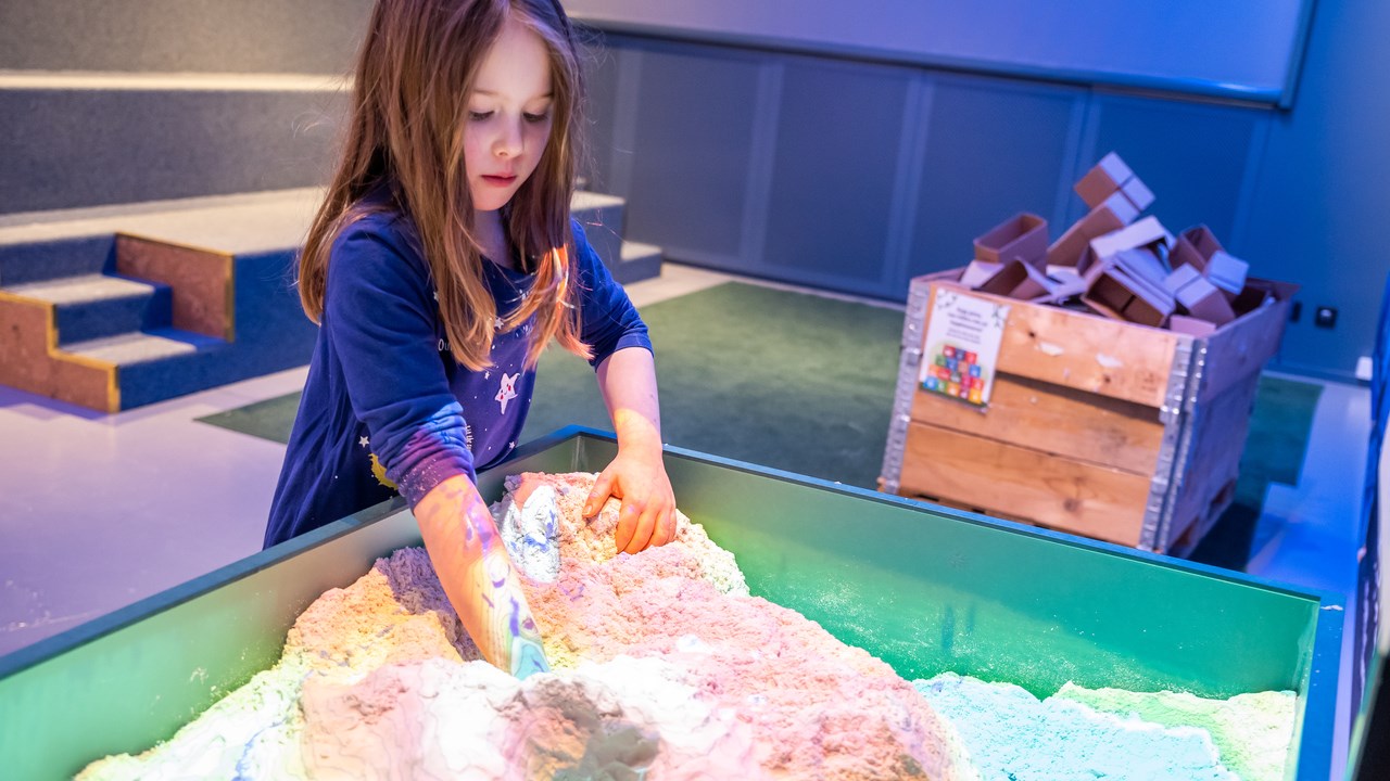 Barn leker med sandlåda på Curiosum