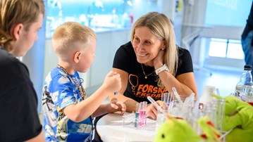 Forskare visar en aktivitet på ForskarFredag 2024 på Curiosum.