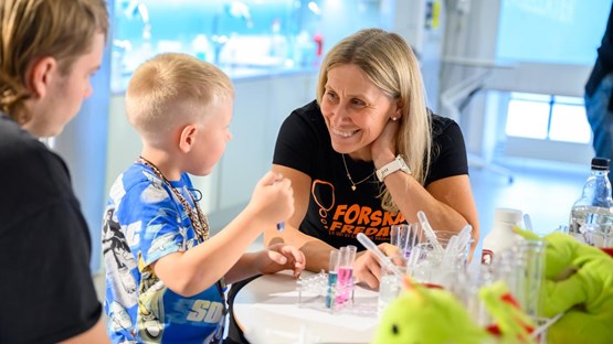 Forskare visar en aktivitet på ForskarFredag 2024 på Curiosum.