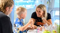 Forskare visar en aktivitet på ForskarFredag 2024 på Curiosum.