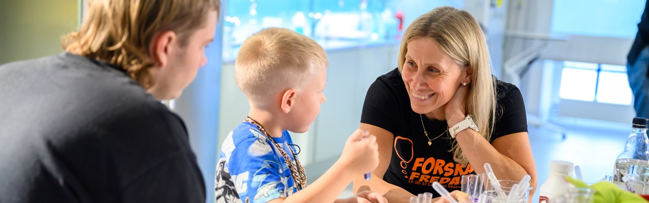 Forskare visar en aktivitet på ForskarFredag 2024 på Curiosum.