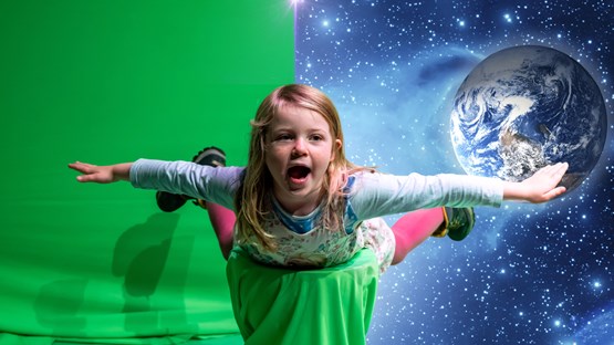 Flicka flyger framför green screen på Curiosum.