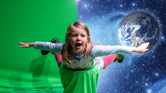 Flicka flyger framför green screen på Curiosum.