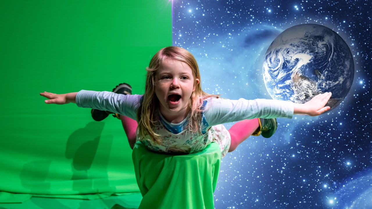 Flicka flyger framför green screen på Curiosum.