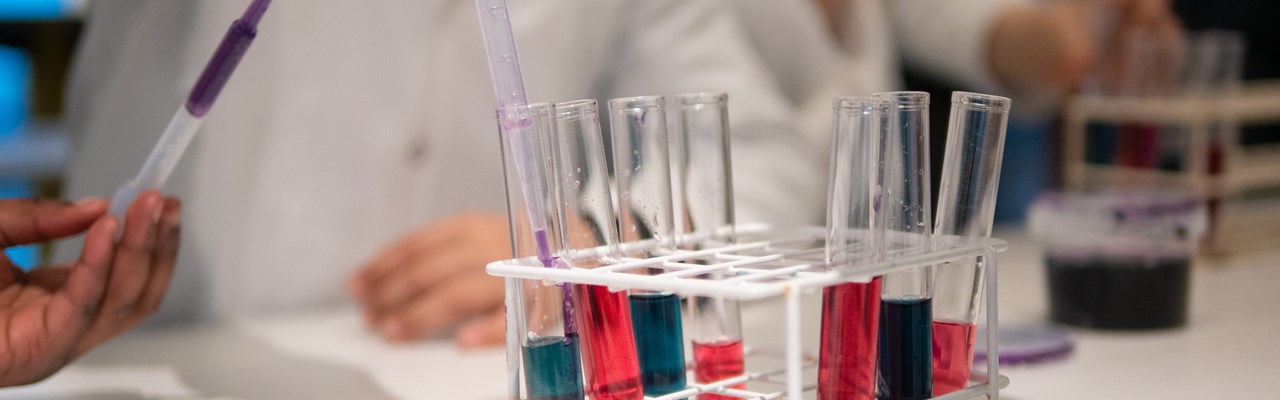 Kemiexperiment på Curiosum