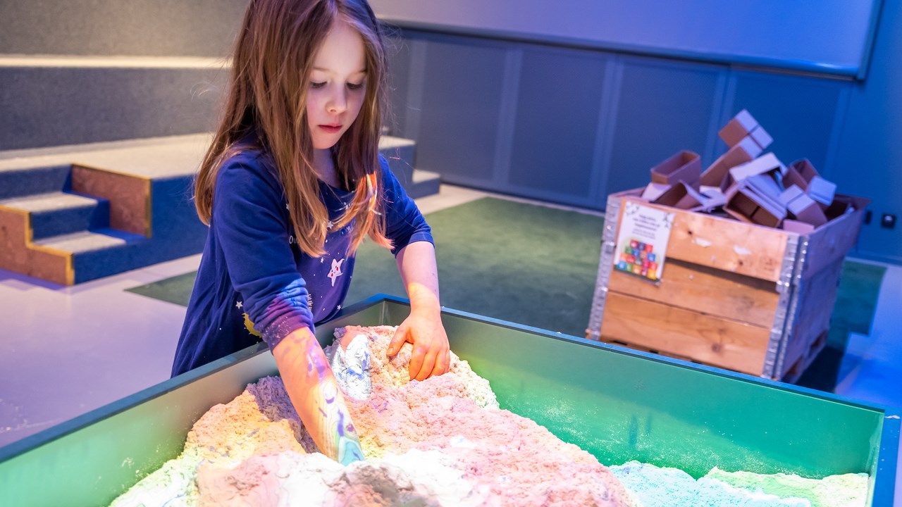 Barn leker med sandlåda på Curiosum