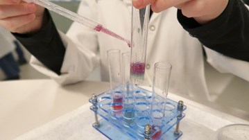 Barn gör experiment med pH-indikatorn rödkål