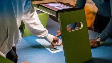 Två personer skapar en stop motion-film på Curiosum