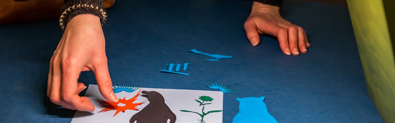 Händer skapar en stop motion-film på Curiosum