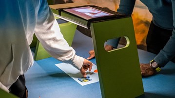 Två personer skapar en stop motion-film på Curiosum