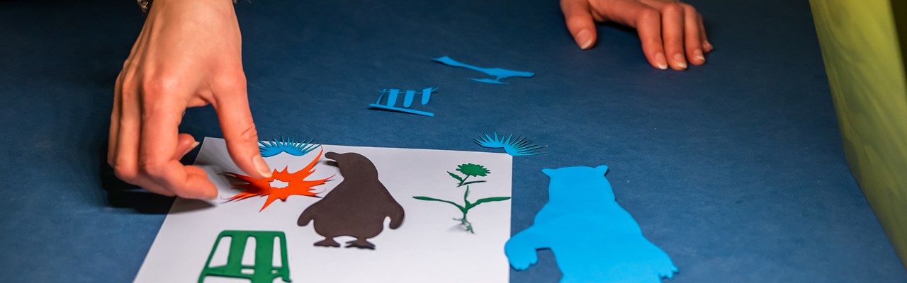 Händer skapar en stop motion-film på Curiosum