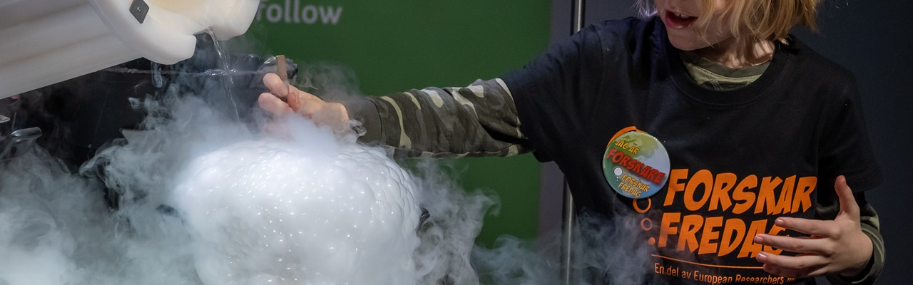 Josy ter Beek’s older child mixes a cold bubbly potion at Curiosum´s ForskarFredag Digital 2020