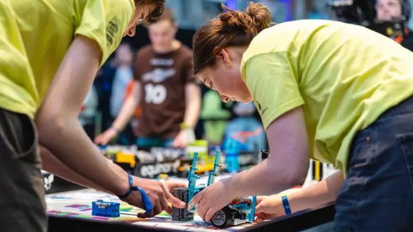 Ungdomar tävlar i First LEGO League Challenge