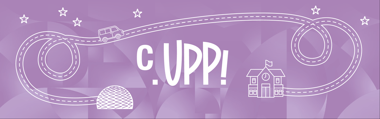 C. upp! Logotyp på lila bakgrund med illustrationer av en bil som kör på en väg mellan en domteater och skola.