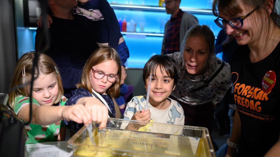 Forskare visar en aktivitet på ForskarFredag 2024 på Curiosum.