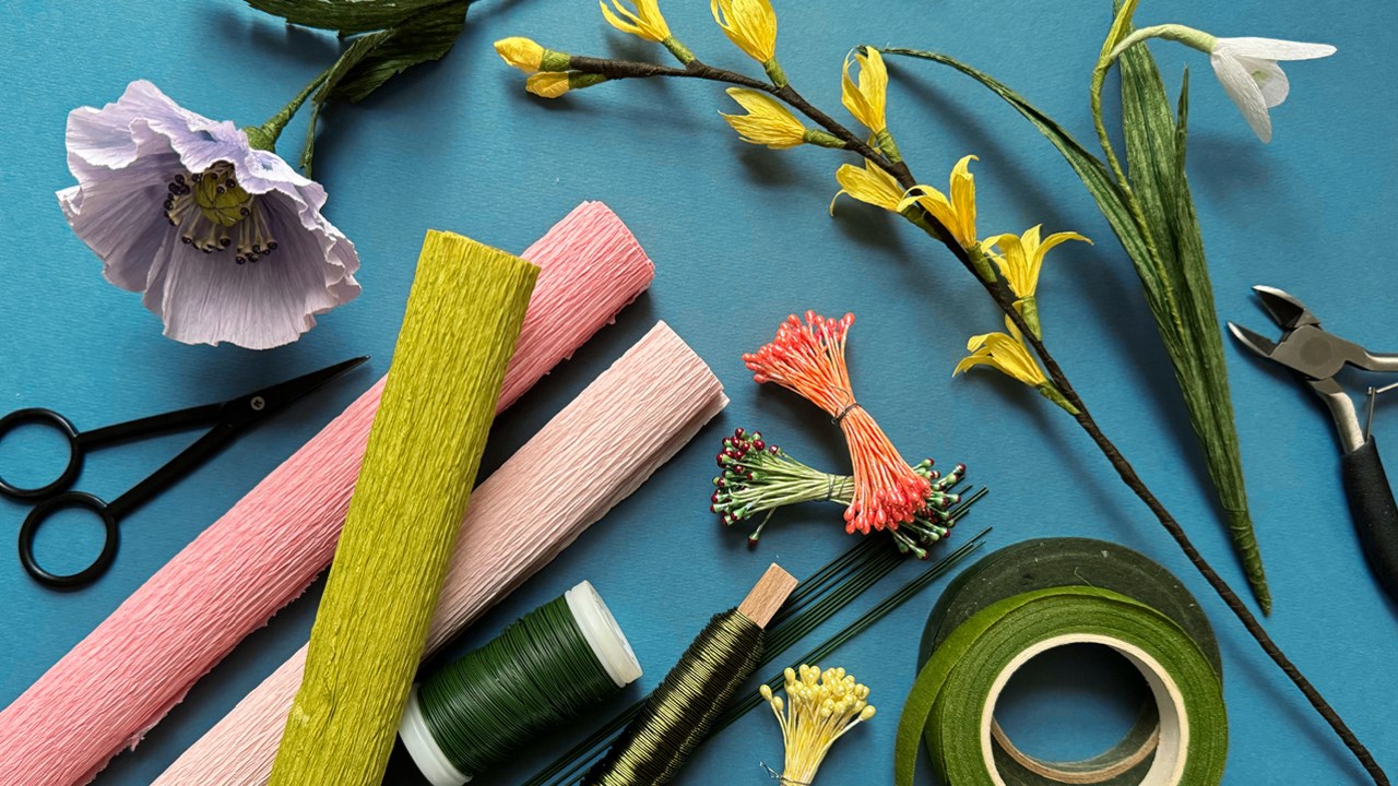 Blommor av papper för workshop i Makerspace, våren 2024