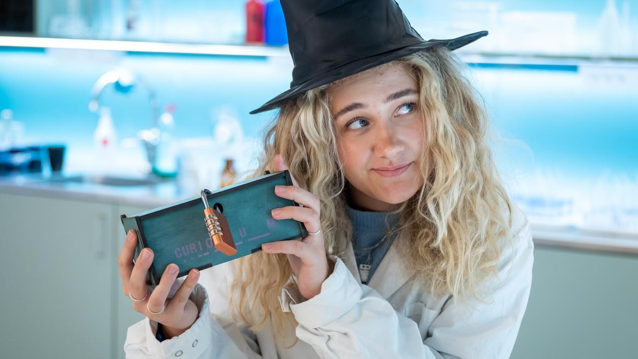 The witch Agata Densitata in the Chemistry lab at Curiosum