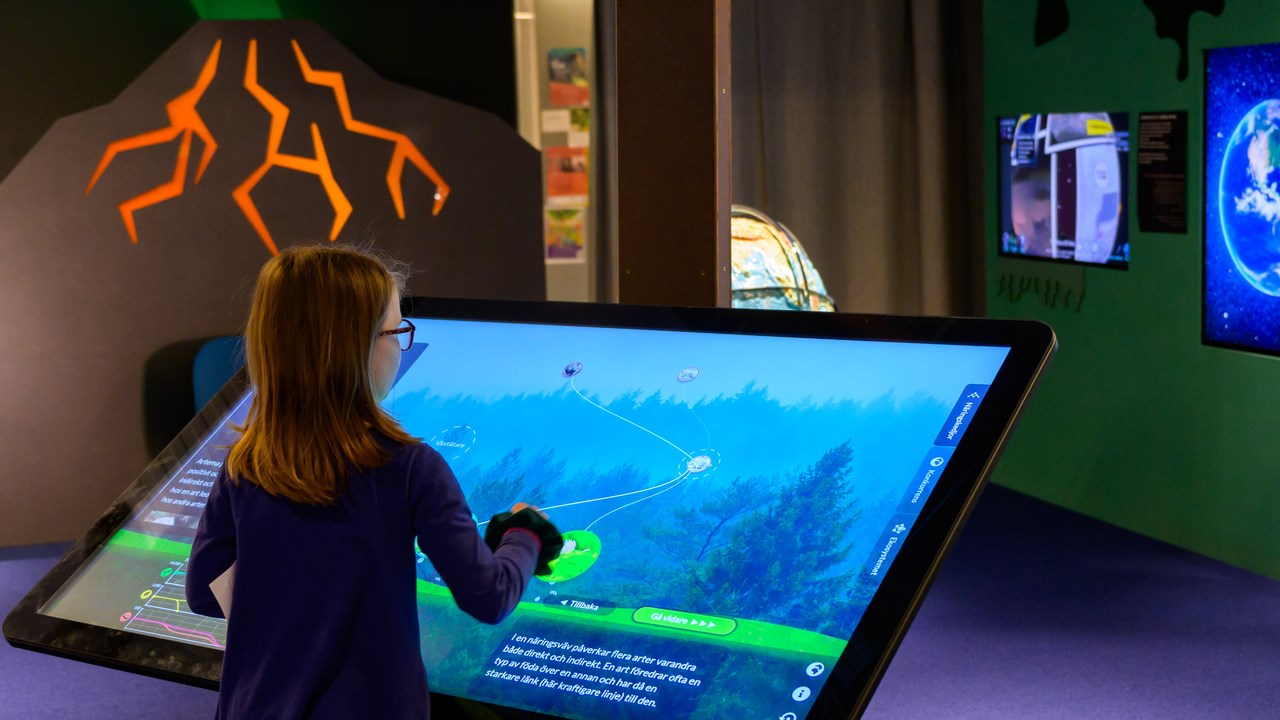 En flicka utforskar planeten jorden på Curiosum