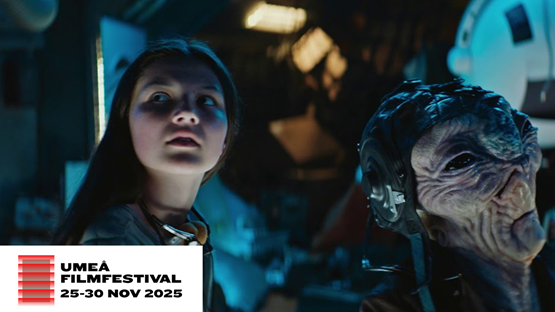 Flicka och rymdvarelse, från filmen Ensamma i rymden