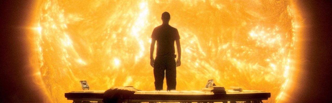 Siluett framför solen i närbild, från filmen Sunshine