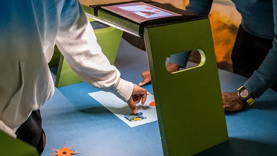 Två personer skapar en stop motion-film på Curiosum