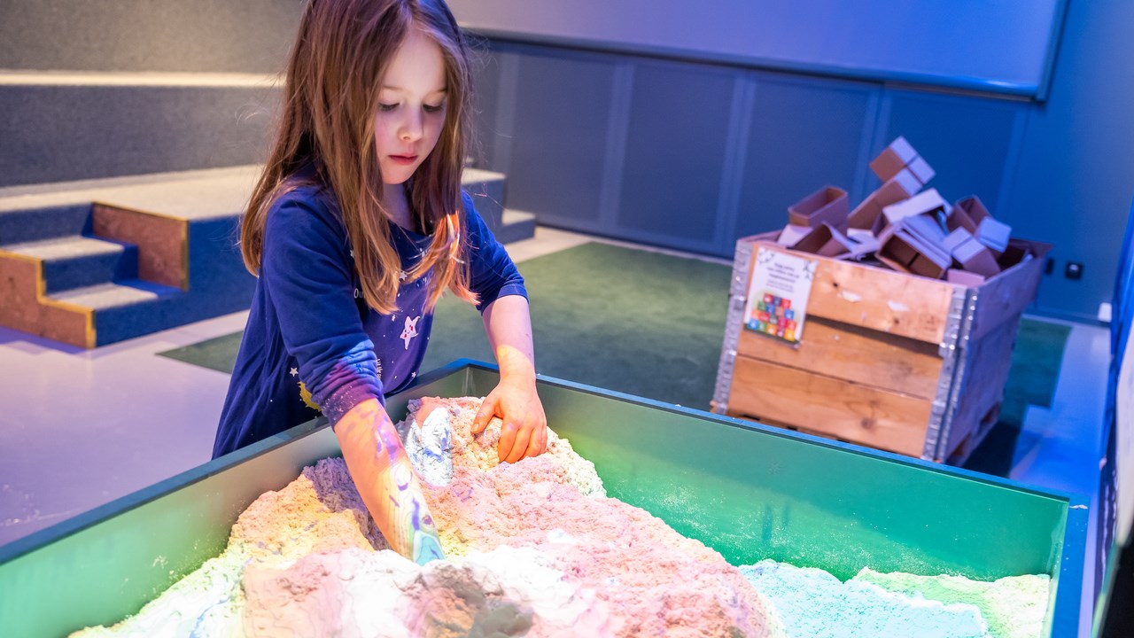 Barn leker med sandlåda på Curiosum
