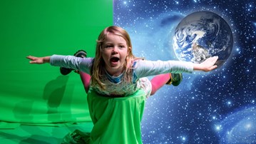 Flicka flyger framför green screen på Curiosum.