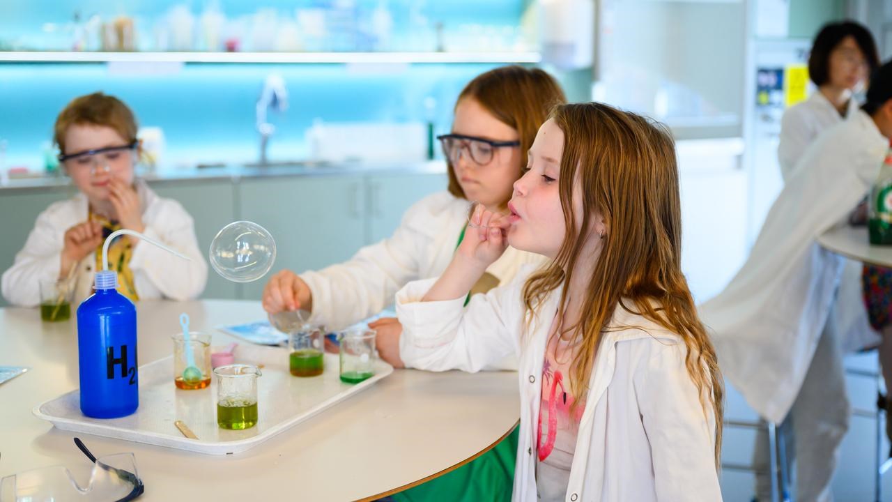 Barn experimenterar med såpbubblor i kemilabbet.