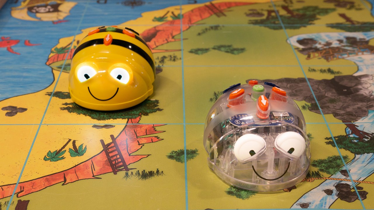 Två robotar på en karta