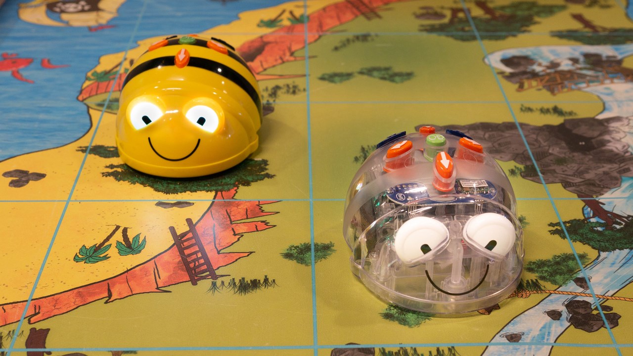 Två robotar på en karta