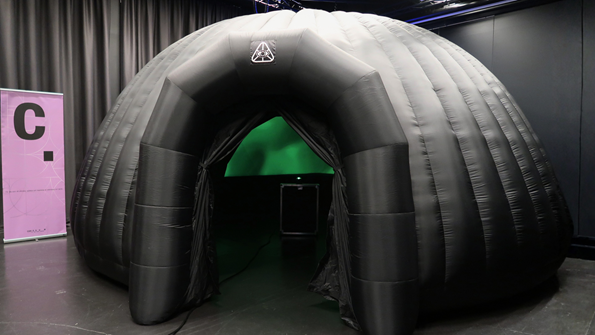 En stor uppblåsbar domteater, "Cuppolen" i ett rum.