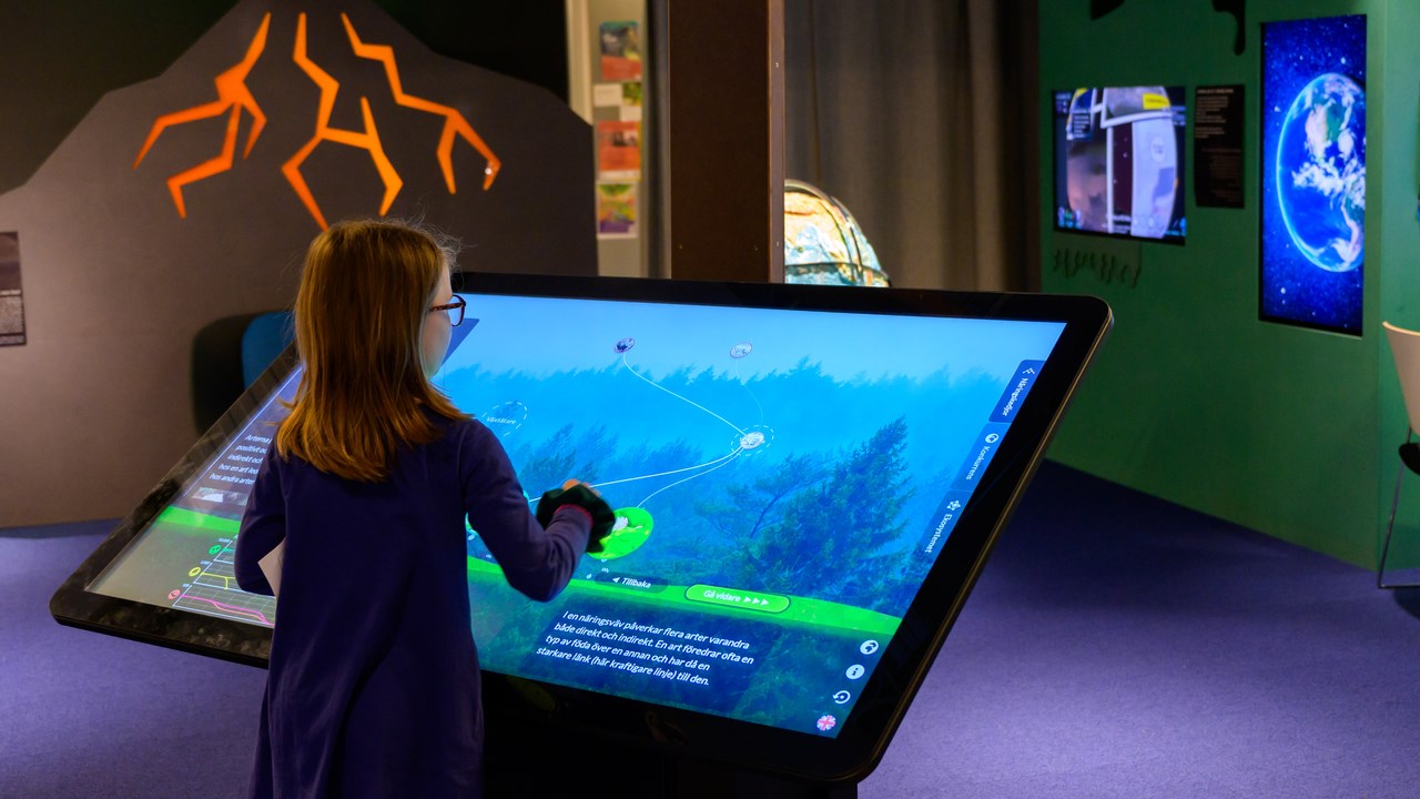 En flicka utforskar planeten jorden på Curiosum