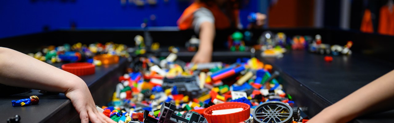 Legobord i legoverkstan