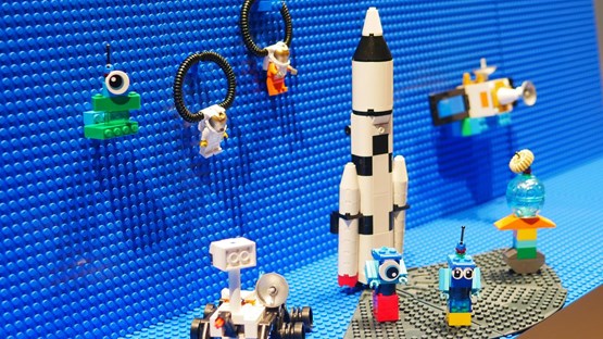LEGO-byggen med rymdtema för att illustrera skoltemat "Rymdingenjörerna" på Curiosum.