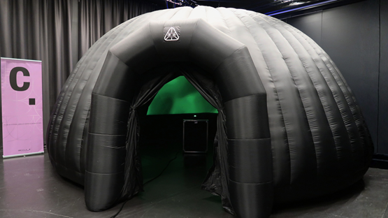 En stor uppblåsbar domteater i ett rum.