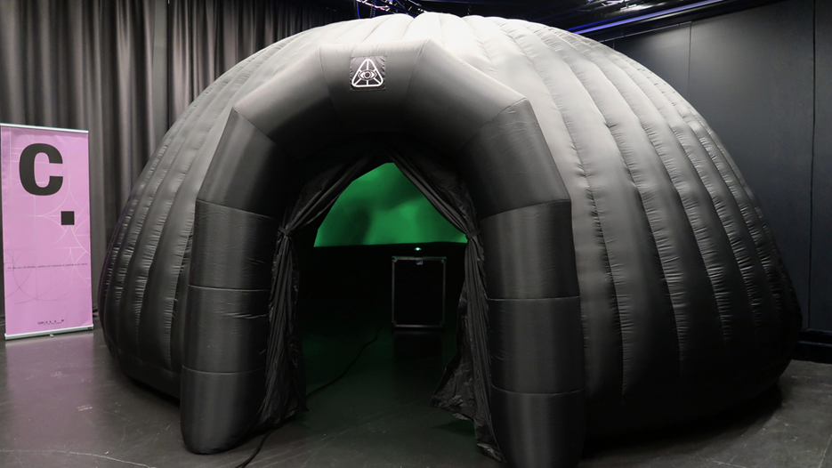 En stor uppblåsbar domteater i ett rum.