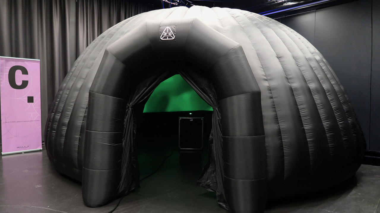 En stor uppblåsbar domteater "Cuppolen"  i ett rum.