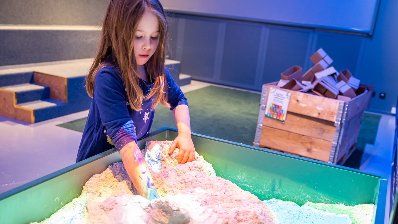 Barn leker med sandlåda på Curiosum