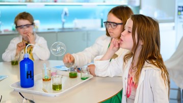 Barn experimenterar med såpbubblor i kemilabbet.