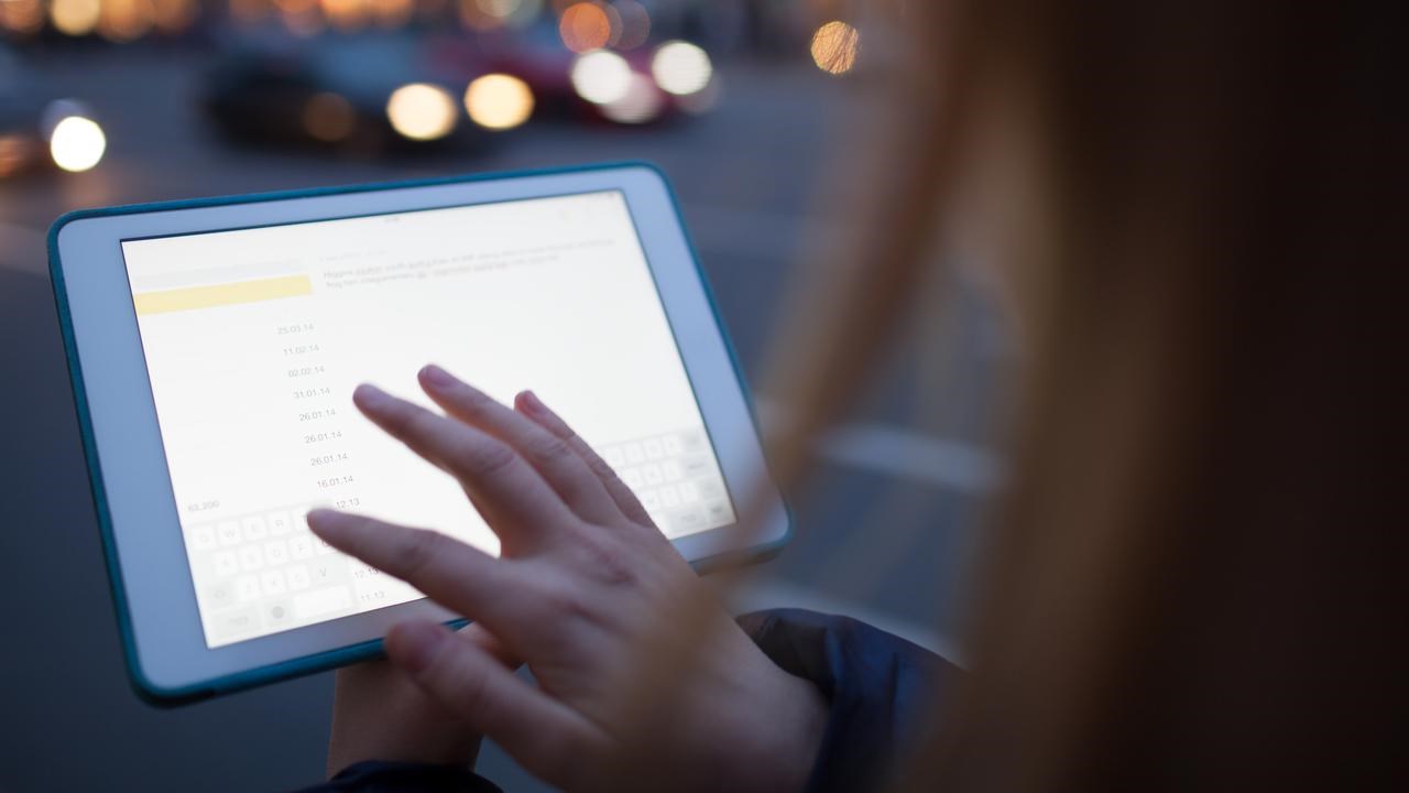 Bild på person som surfar på surfplatta