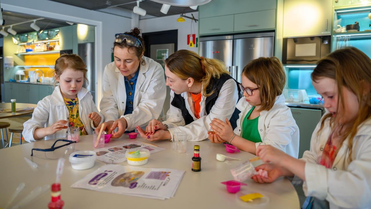 Besökare på Curiosum gör badbomber i kemilabbet.