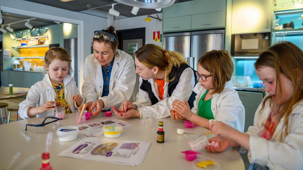 Besökare på Curiosum gör badbomber i kemilabbet.