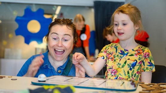 Mamma och dotter programmerar med en ozobot på Curiosum.