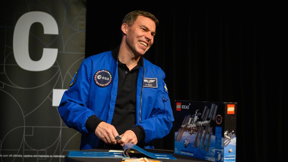 Marcus Wandt bygger de första bitarna i en LEGO-modell av rymdstationen ISS.