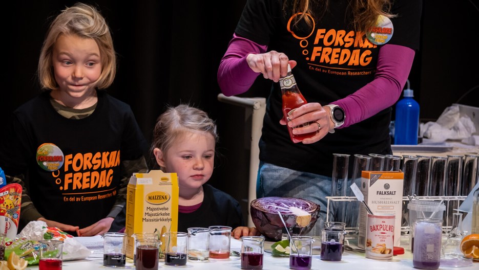 Children doing experiments with researchers during ForskarFredag.