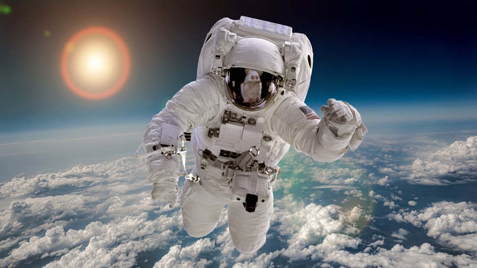 Astronaut på rymdpromenad ovanför jorden